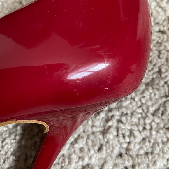 Size 8.5 Guess Heels in Cherry Red 👠 - Picture 5 of 6